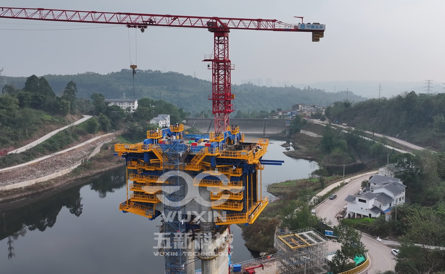中建八局-渝萬(wàn)鐵路智能懸臂造橋機(jī)2.jpg