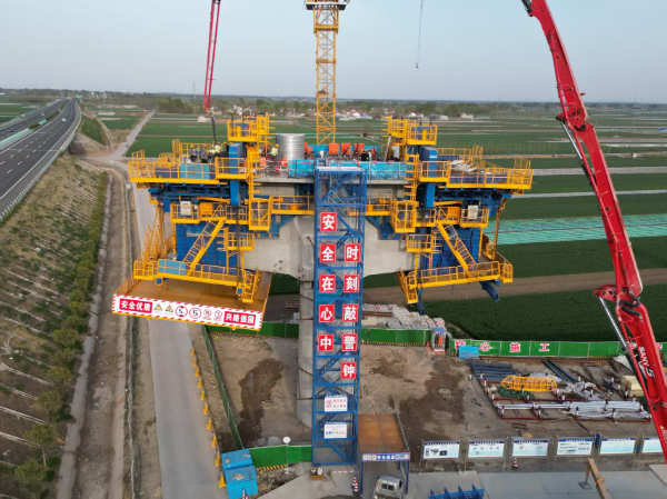 鳶都大地鏖戰(zhàn)酣：五新智能懸臂造橋機(jī)助力濰宿高鐵建設(shè)