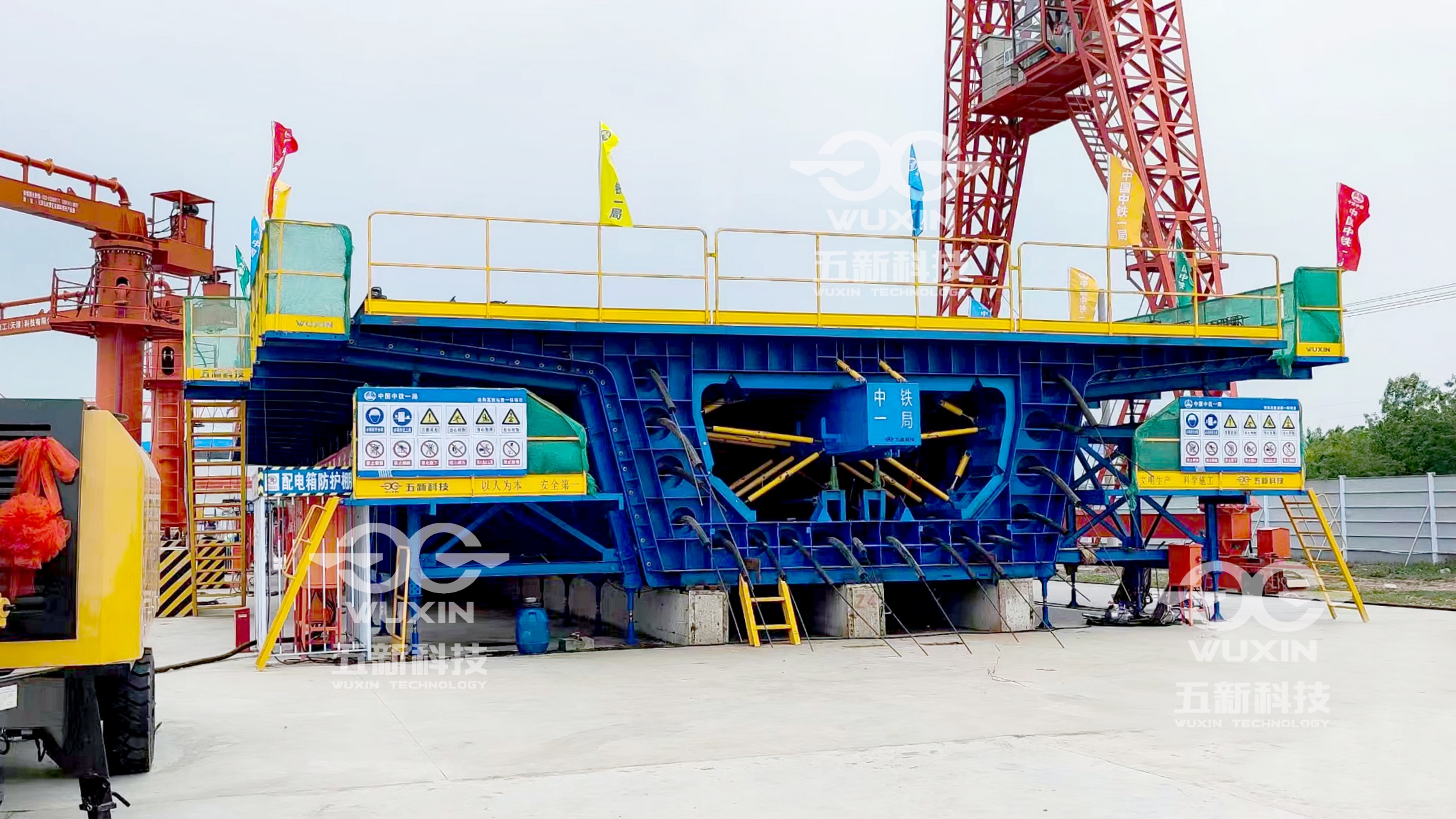 中鐵一局雄商站雄縣梁場(chǎng)首孔箱梁澆筑成功 (8)_副本.jpg